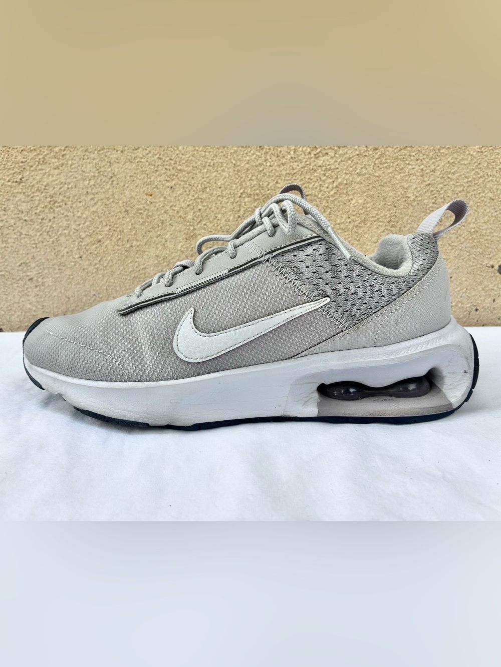Nike Air Max INTRLK Lite Sneakers Gray White Women’s Size 8.5 DH0874-001